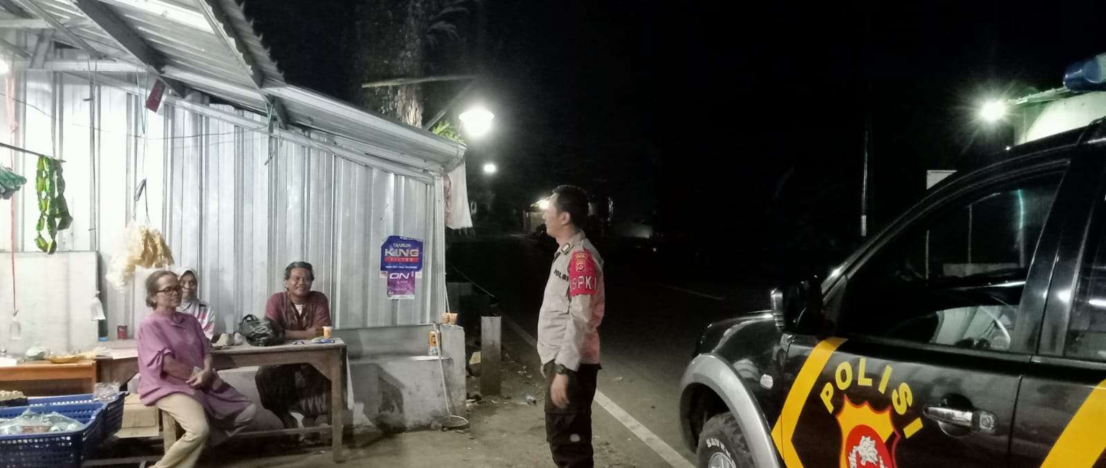 Datangi Tempat Rawan Gangguan Kamtibmas di Malam Hari Polsek Saketi Laksanakan Patroli