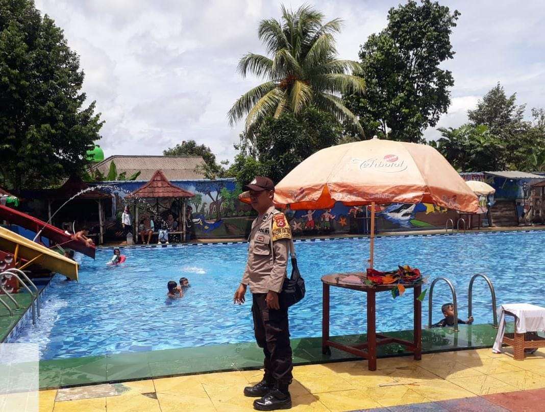 Hari Libur, Polsek Menes Lakukan Pengamanan Di Kolam Renang