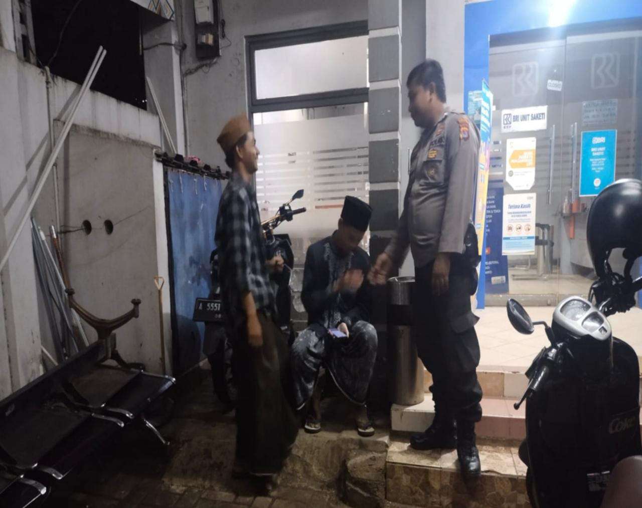 Berikan Rasa Aman Pada Masyarakat Polsek Saketi Sambangi Warga 