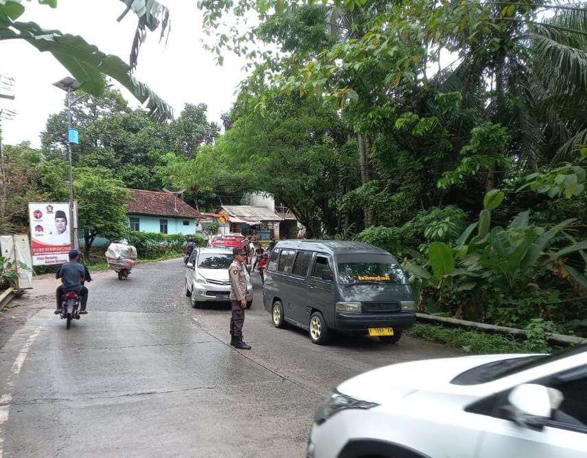 Pengaturan di lokasi Rawan Laka Agar Tercipta Kamseltibcar lalulintas Kegiatan Rutin Polsek Saketi