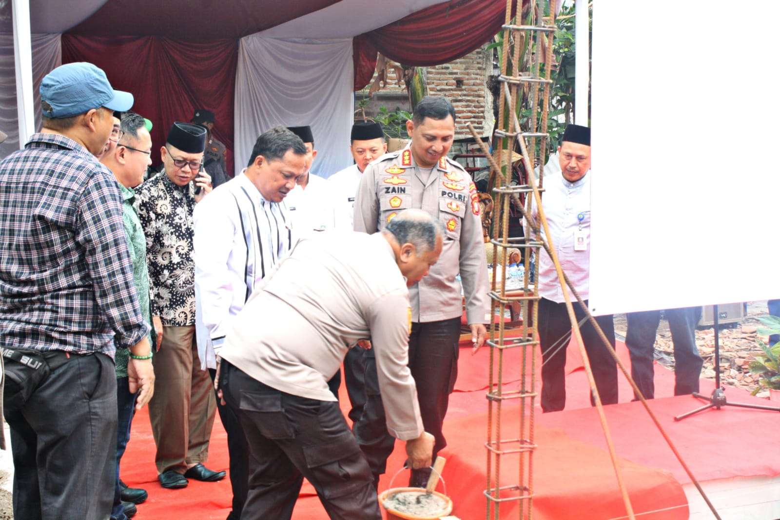 Kapolres Metro Tangerang Kota Letakan Batu Pertama Bedah Rumah Milik Ustad Asmat di Belendung
