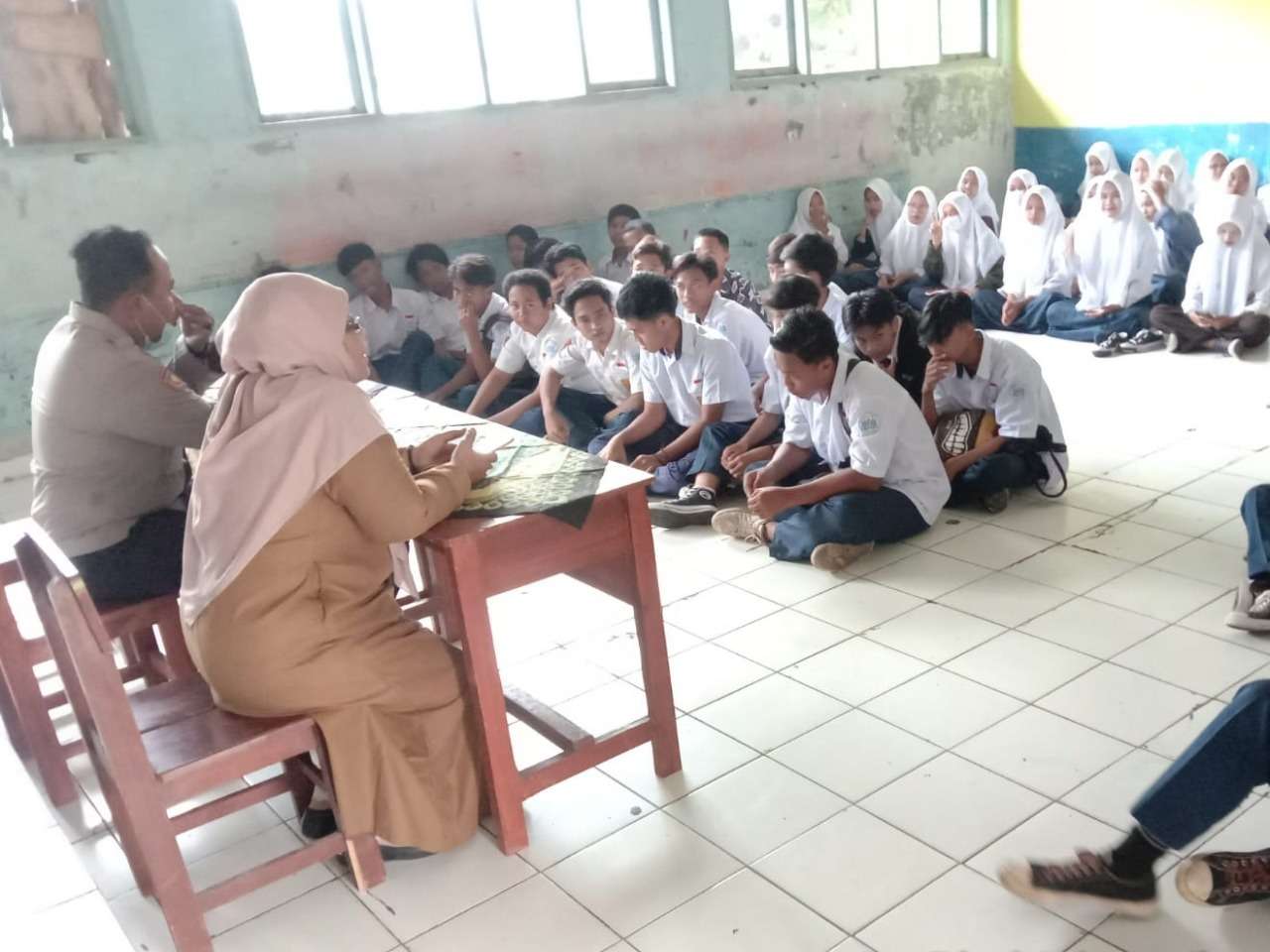Program Polisi Masuk Sekolah – Edukasi Polsek Cibuaya Pembentukan Karakter Sejak Usia Dini