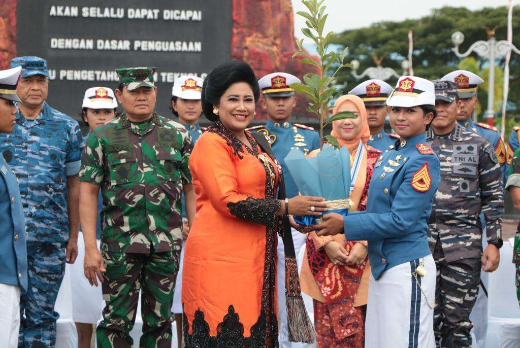 Gubernur AAL Hadiri Pengukuhan Ibu Kehormatan Taruna