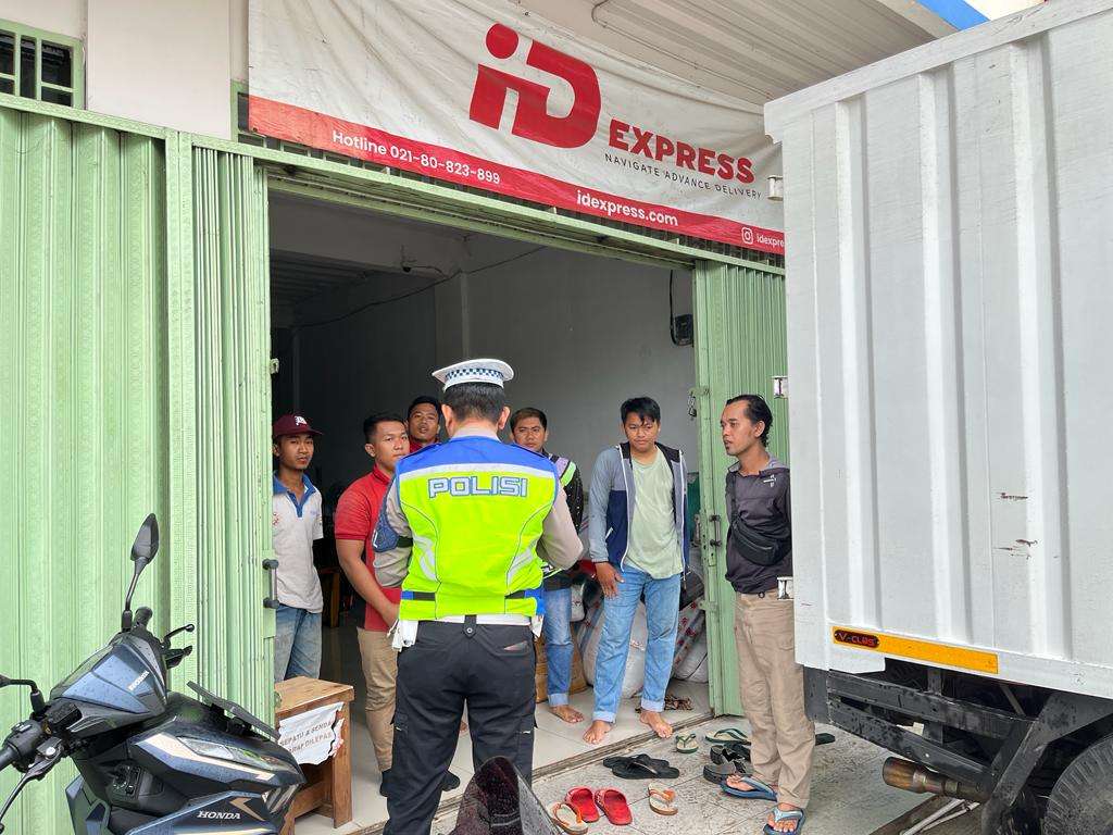Satlantas Polres Karawang Kenalkan e-Tilang dan Sim Online kepada Jasa Expedisi di Karawang