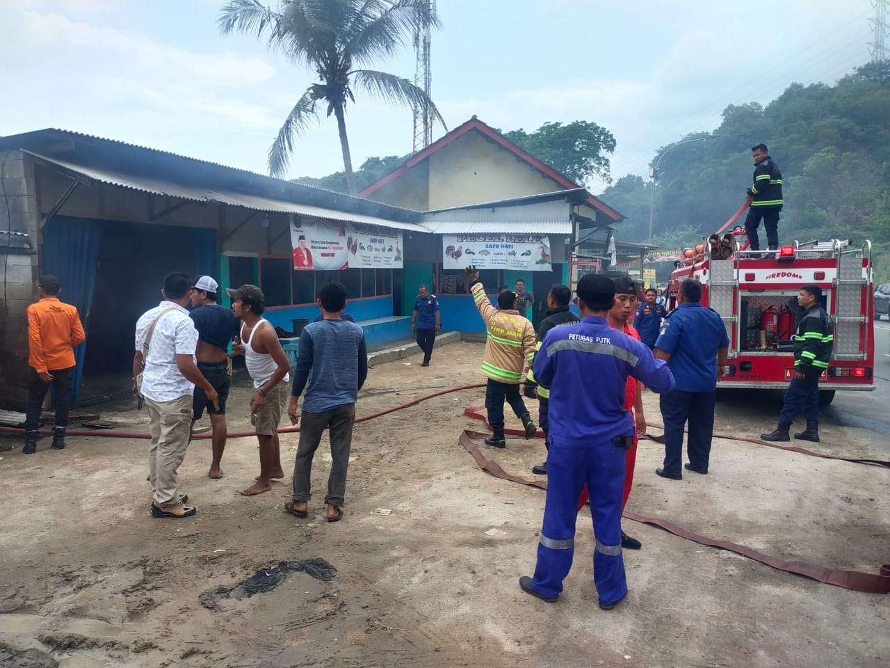 Kebakaran Warteg, Polsek Pulomerak Polres Cilegon Datangi TKP Kebakaran