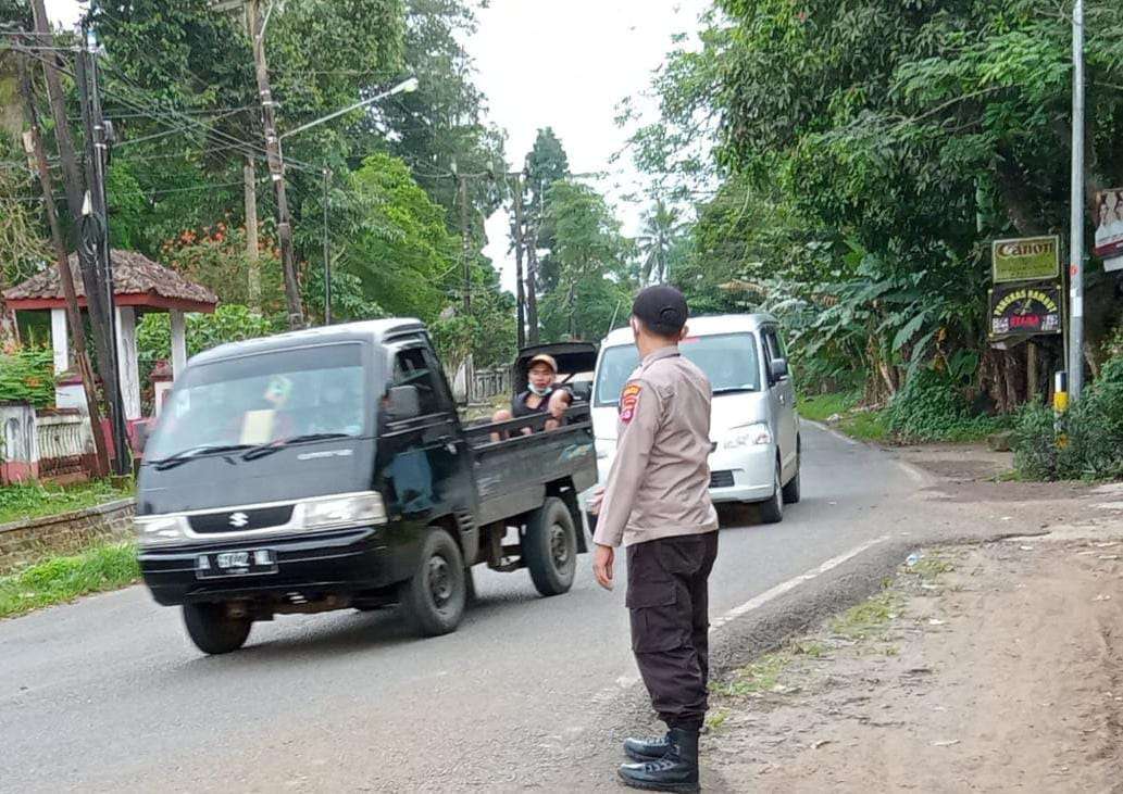Polsek Saketi Urai Kemacetan Agar Jalur Lalulintas Lancar dijalan 
