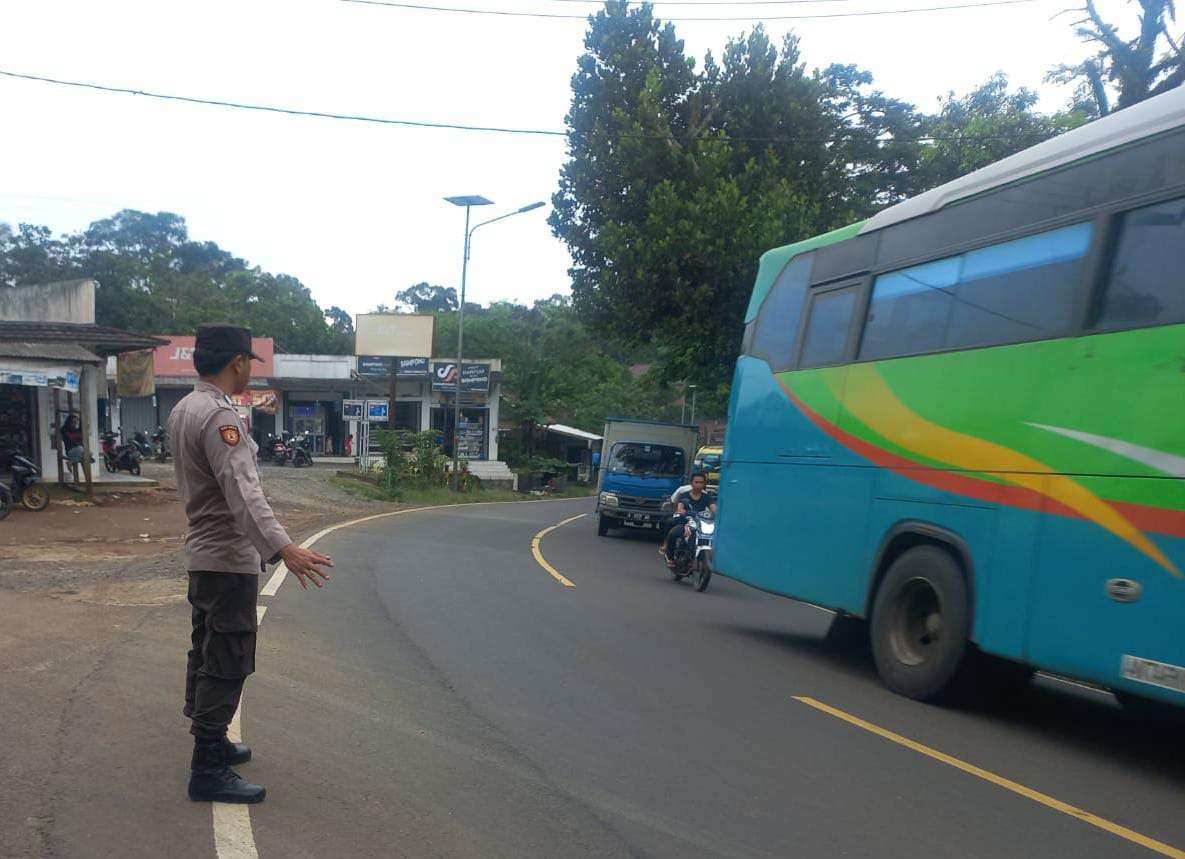 Agar Jalur Lalulintas Lancar Polsek Saketi laksanakan Strong Point Pagi