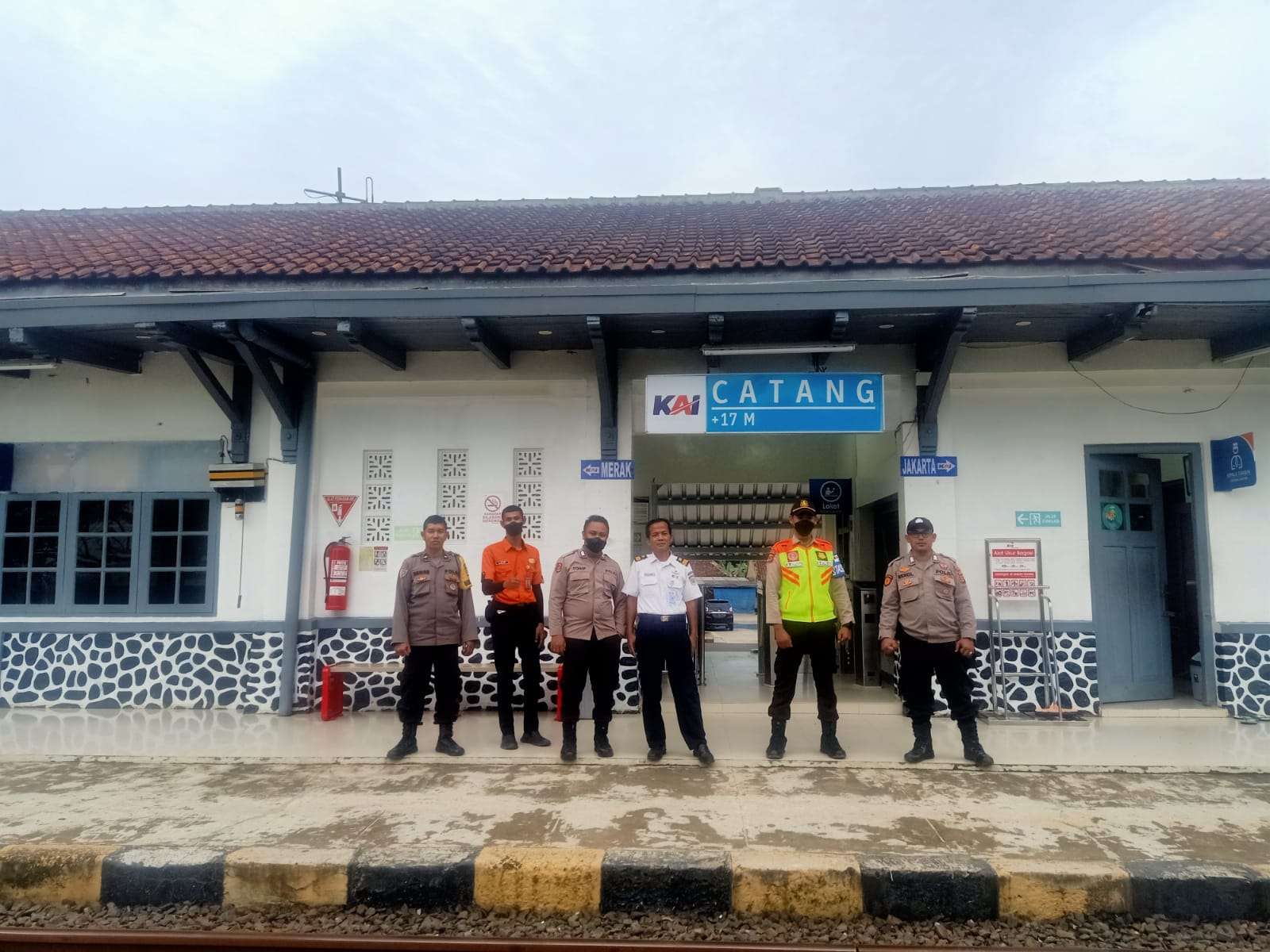 Polsek Petir Polres Serang Ciptakan Rasa Aman di Stasiun Kereta Api Bojong Catang