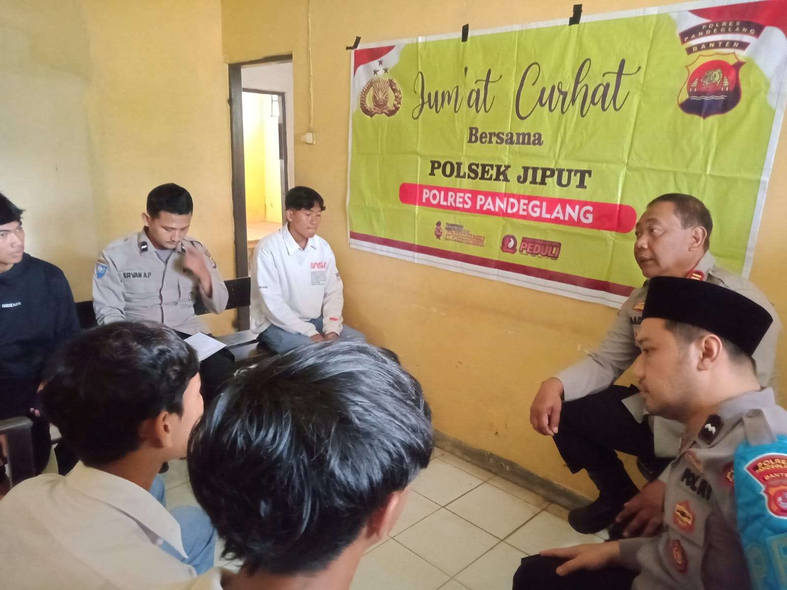 POLSEK JIPUT GELAR JUM’AT CURHAT DENGAN PARA PELAJAR