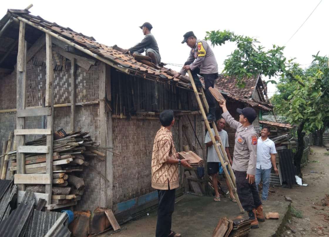 Polsek Cimanggu Lakukan Aksi Gotong Royong Bantu WargaTerdampak Bencana Angin Puting Beliung