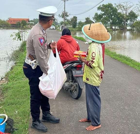Satlantas Polres Karawang Terus Buat Warga Tersenyum Lewat Jumat Berkah