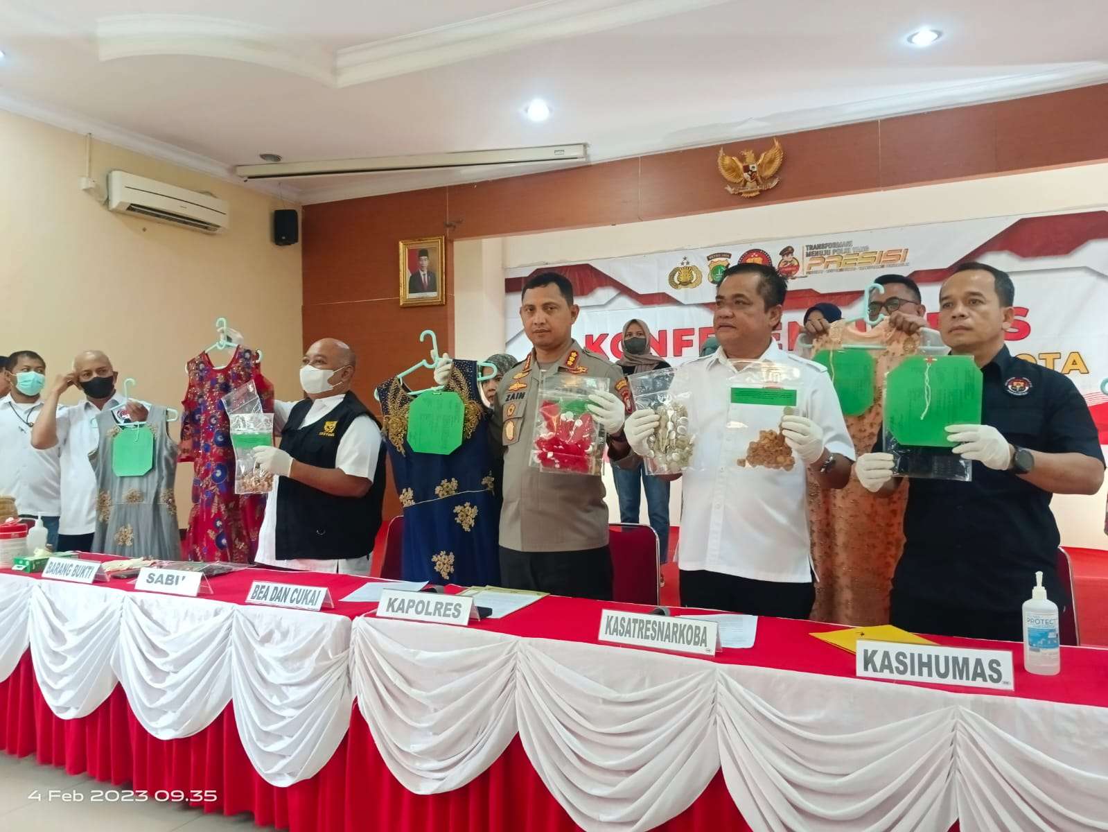 Polres Metro Tangerang Kota Tangkap Pelaku Narkotika Jenis Sabu yang di Sembuyikan dalam Kancing Pakaian Gaun Wanita