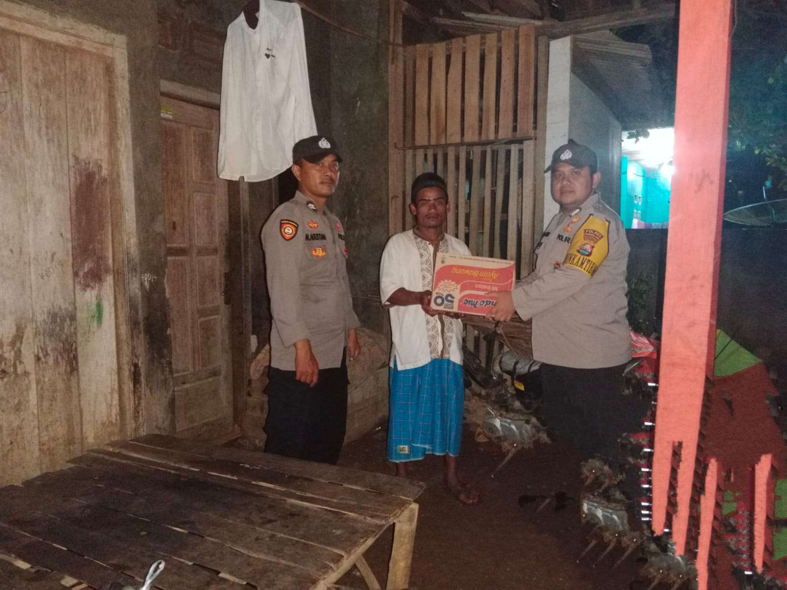 Peduli Sesama Babinkamtibmas Polsek Cimanggu Berikan Bantuan Sembako Pada Warga 