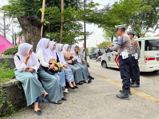 Satlantas Polres Karawang Edukasi Pelajar Tertib Lalu Lintas