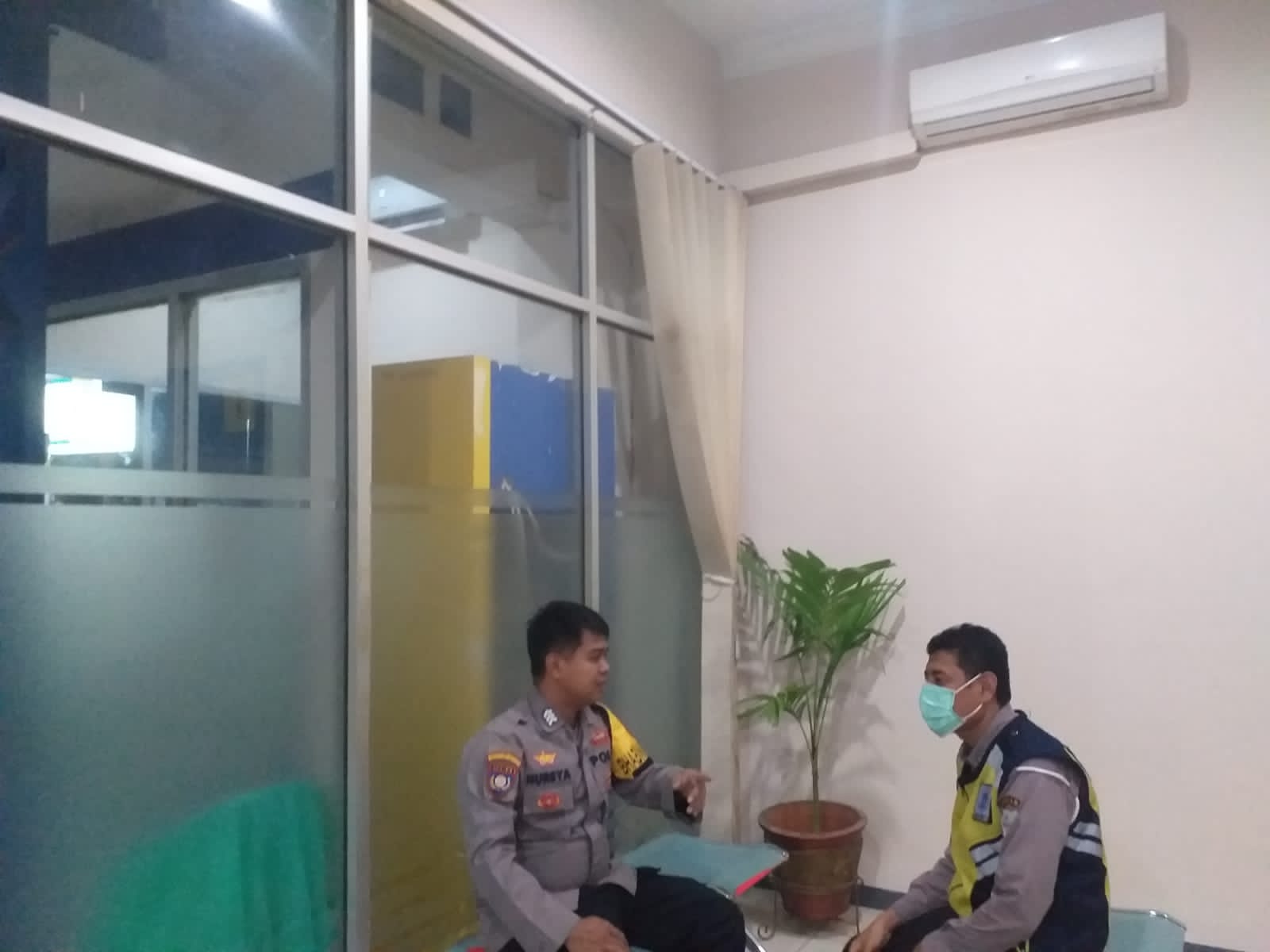 Cegah Pembobol Kartu Debit Melalui Skimming, Pak Bhabin Polsek Menes Periksa Mesin ATM