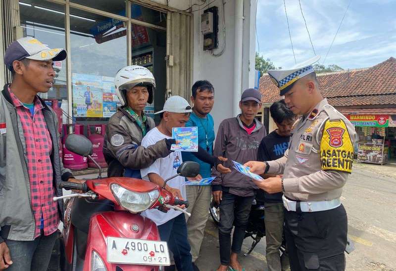 Satlantas Polres Pandeglang Bagikan Brosur Keselamatan Dalam Operasi Keselamatan Maung 2023