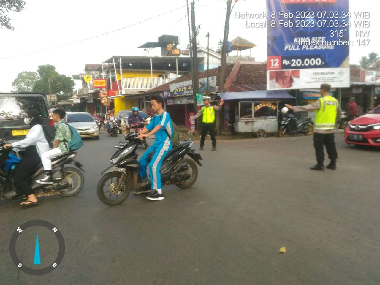 Polsek Menes Gatur Lalin Demi Kenyamanan Berkendara Masyarakat Dipertigaan Cimanying