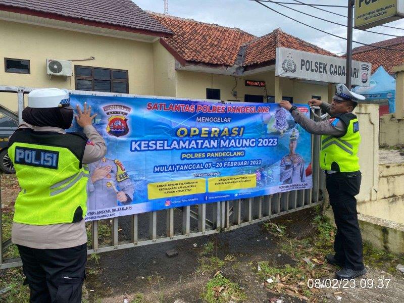 Satlantas Polres Pandeglang Pasang Spanduk Dalam Rangka Ops Keselamatan 2023