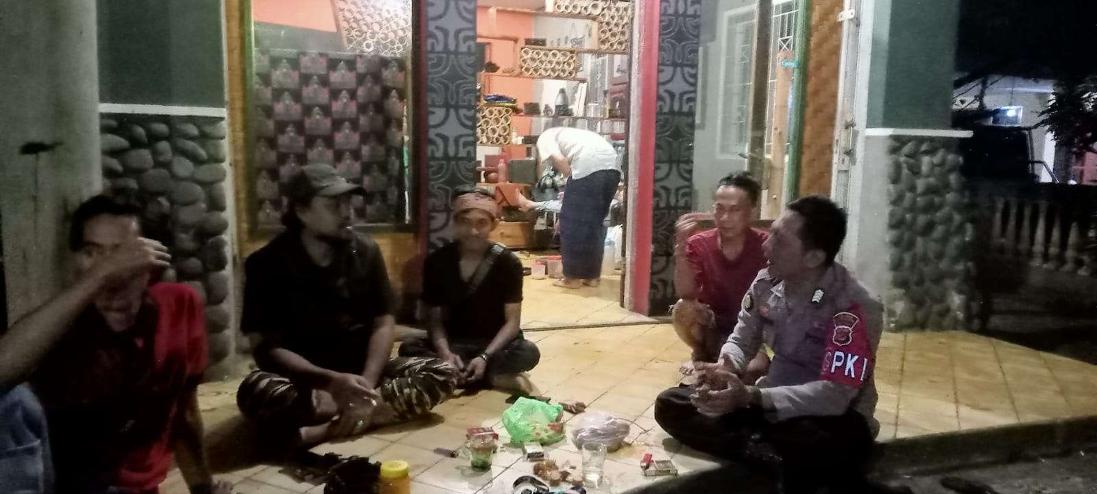 Datangi Tempat Rawan Gangguan Kamtibmas di Malam Hari Polsek Saketi Laksanakan Patroli 