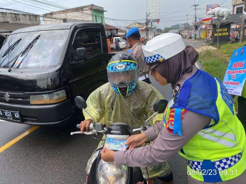 Sosialisai Ops Keselamatan, Satlantas Polres Pandeglang Bagikan Stiker Gratis