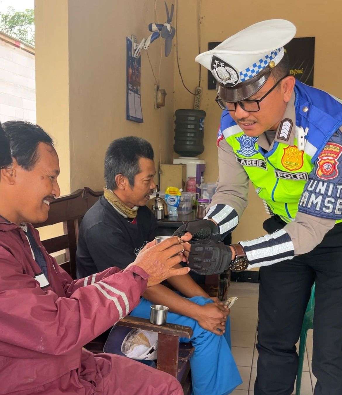 Asyikk Cuy, Cuma di Karawang Pelanggar Lalu Lintas Diajak Ngopi Bareng