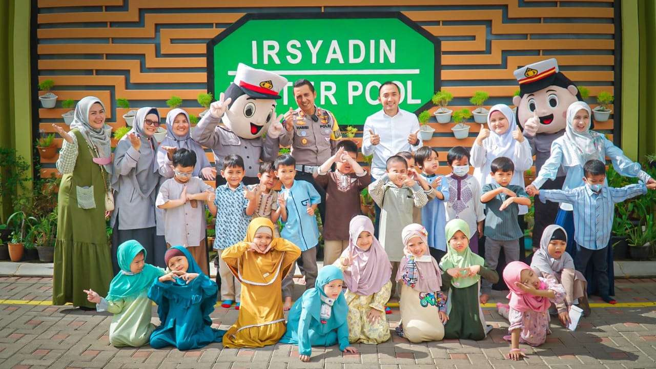 Kasat Lantas Polres Karawang Beri Hiburan Pada Anak TK Al Irsyad