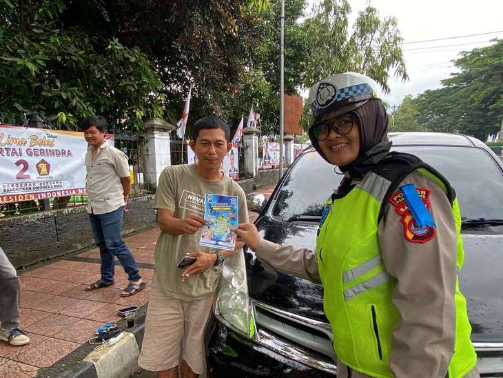 Operasi Keselamatan Lalu Lintas, Polres Pandeglang Bagikan Brosur Keselamatan di Alun-alun Pandeglang