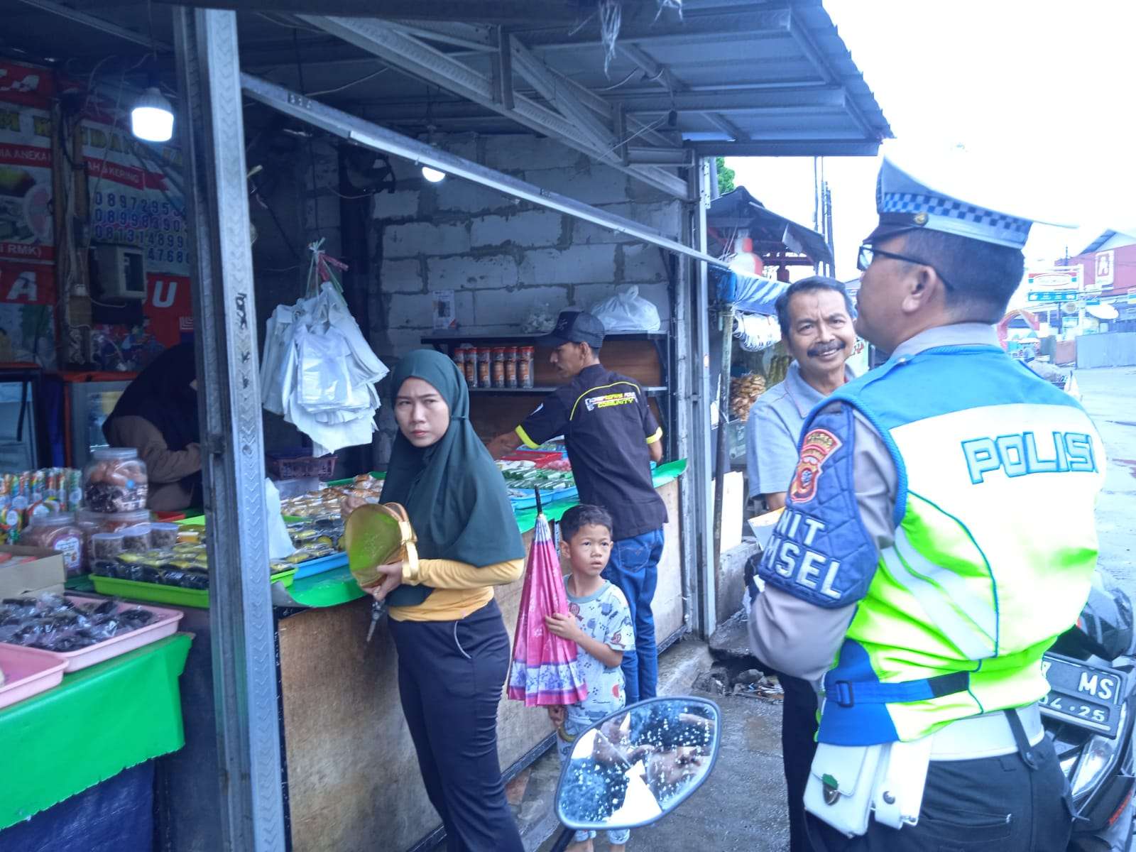 Sosialisasi Ops Keselamatan Lodaya Polres Karawang Sasar Pembeli Sarapan di Karawang