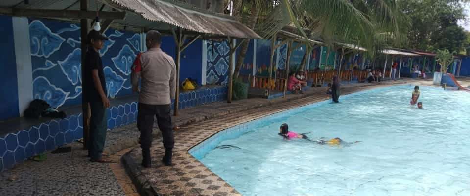Hari Libur, Polsek Menes Lakukan Pengamanan Di Kolam Renang