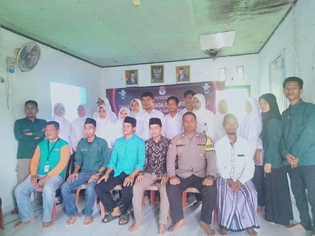 Bhabinkamtibmas Polsek Petir Polres Serang Hadiri Pelantikan Panitia Pemutakhiran Data Pemilih Pemilu Serentak 2024 di Kantor Desa Cirangkong