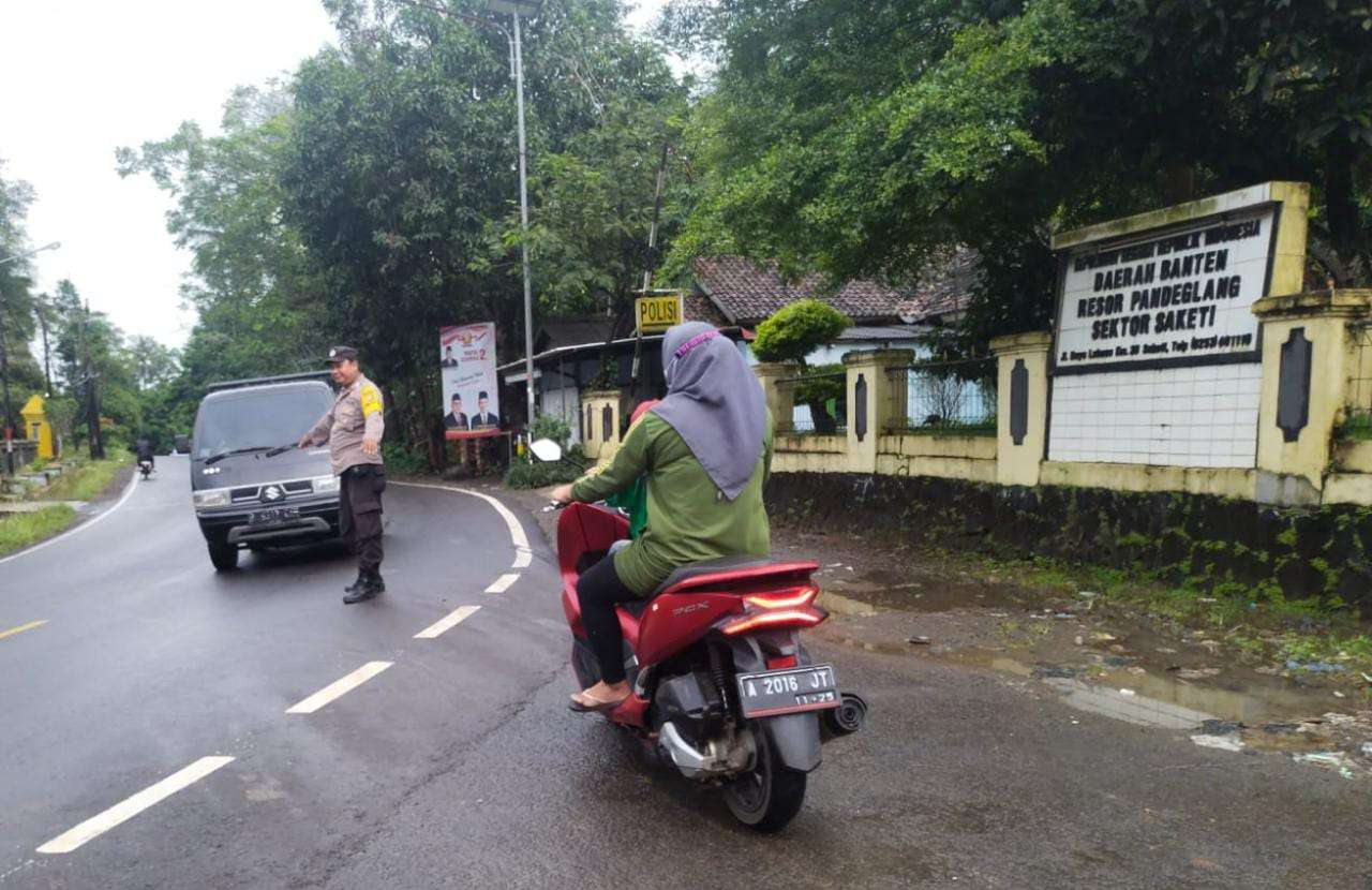 Polsek Saketi Atur Jalur Lalulintas lancar dijalan Raya Pandeglang-Labuan di wilayah Saketi kondusif