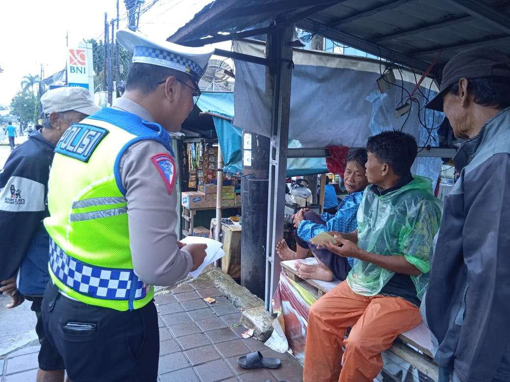 Satlantas Polres Karawang Sasar Warga di Karangpawitan