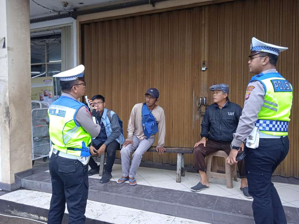 Satlantas Polres Karawang Bagikan Stiker Untuk Warga Tanjungpura