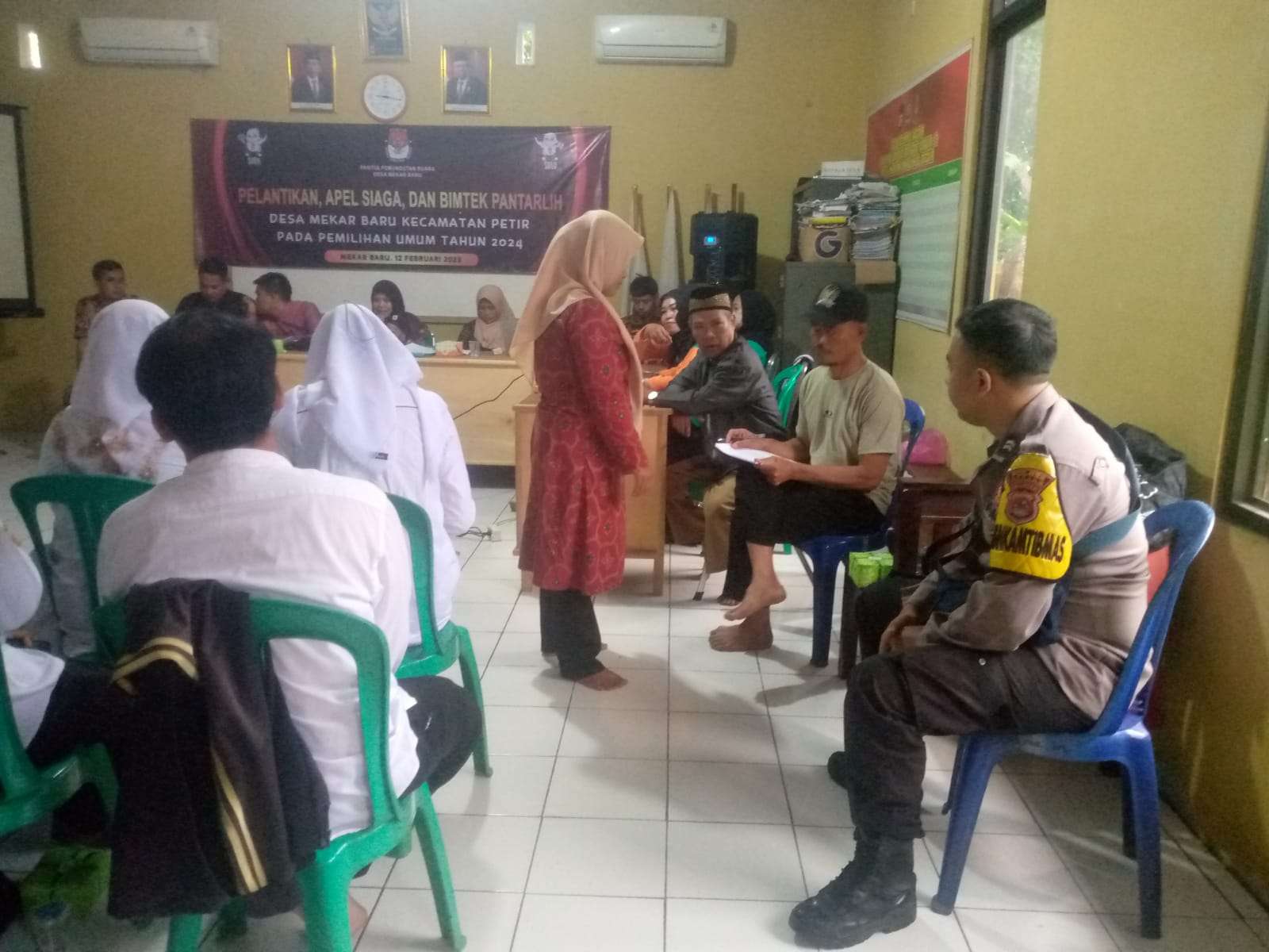 Bhabinkamtibmas Polsek Petir Polres Serang Untuk Menyaksikan Pelantikan Panitia Pemutakhiran Data Pemilih 2024
