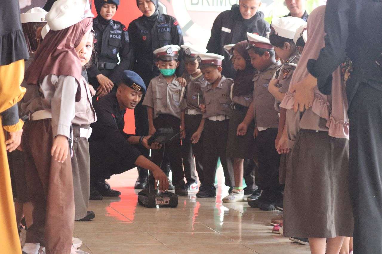 Dalam Kunjungan, Satbrimob Polda Banten Kenalkan Peralatan Gegana Serta Alsus PHH Kepada Siswa Siswi Paud Kober