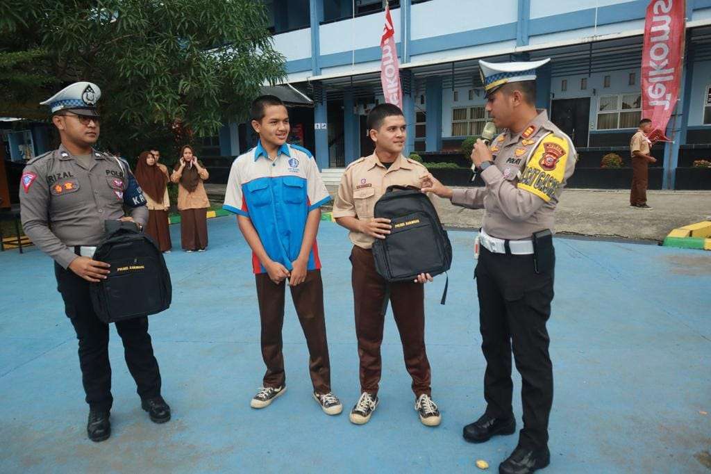 Kasat Lantas Polres Karawang Usung Art Policing Kenalkan Ops Keselamatan Lodaya 2023 di SMKN 1 Karawang