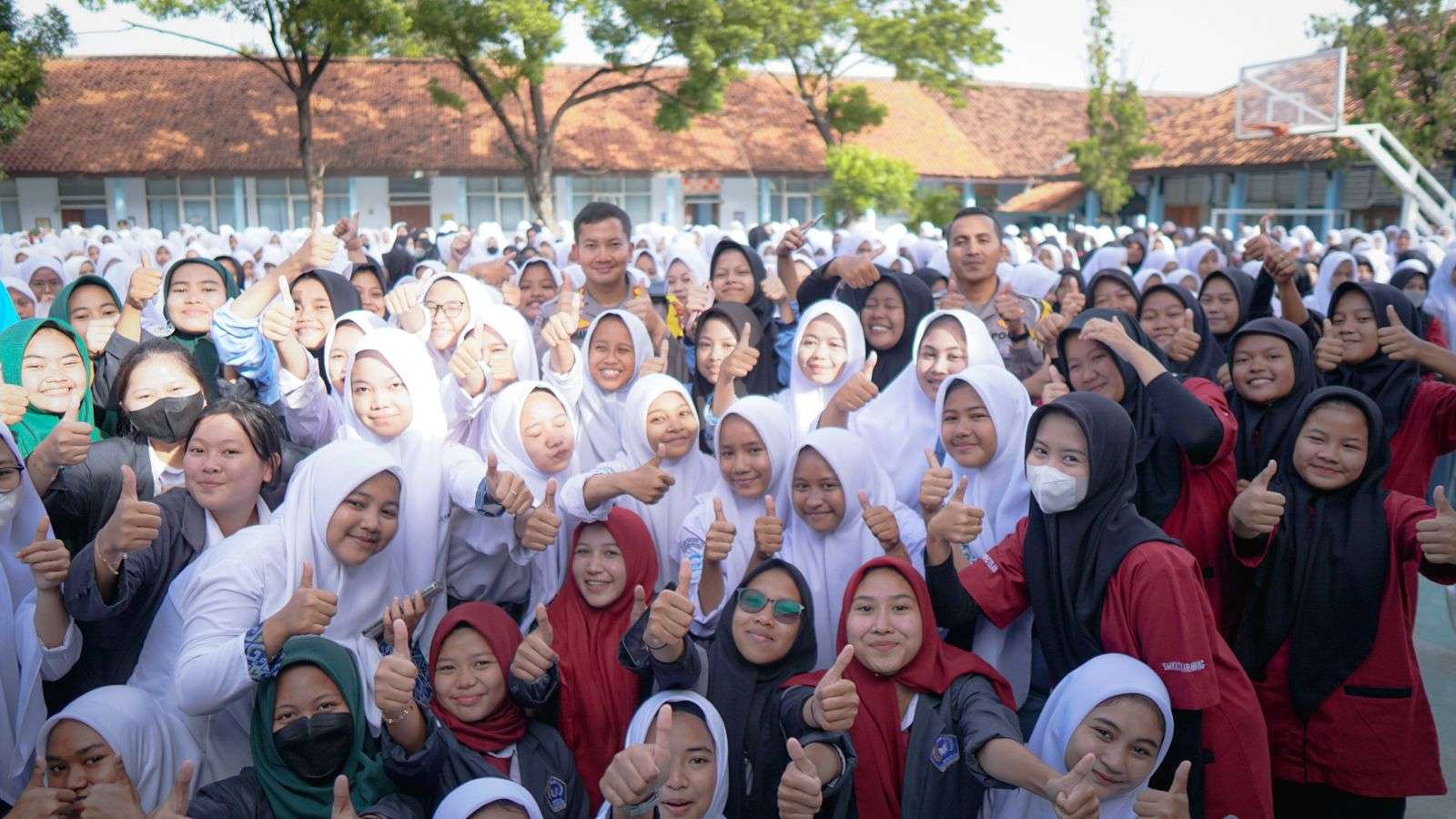 Teriakan Yel-yel “Polres Karawang Cakep” Bergema di SMKN 2 Karawang