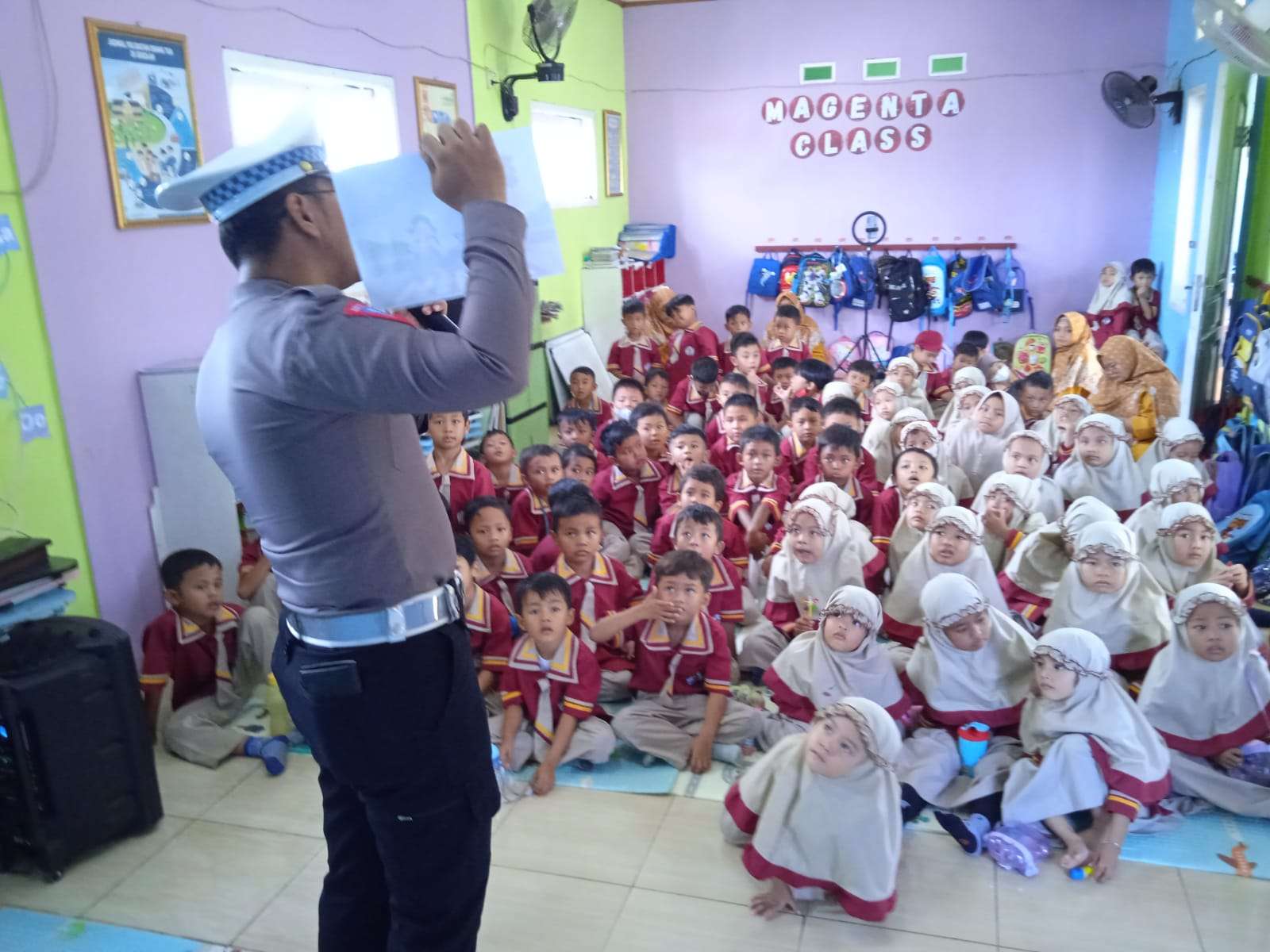 Kasat Lantas Polres Karawang Sapa Anak Paud Al-Zama