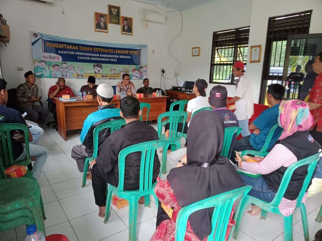 Hadiri Undangan Kegiatan Penyuluhan PTSL dari BPN Kab. Serang Oleh Kapolsek dan Bhabinkamtibmas Polsek Petir Polres Serang