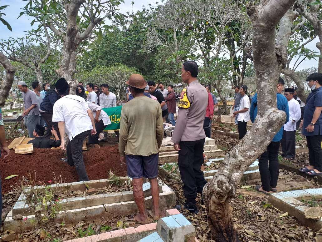 Bhabinkamtibmas Antar Jenazah Warga Pinayungan ke TPU Tegalmaece