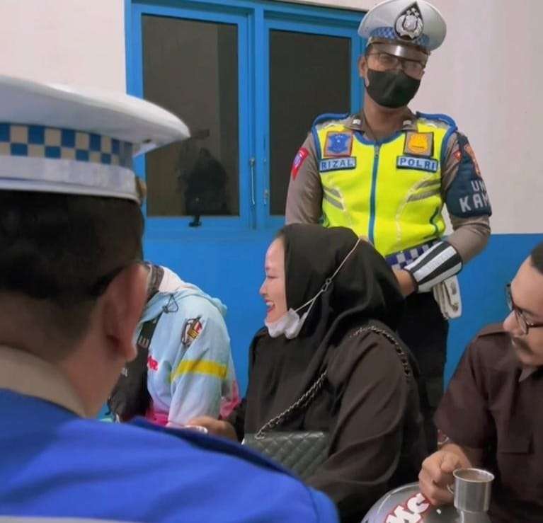 Anggota Satlantas Polres Karawang Ngajak Pelanggar Ngopi Bareng