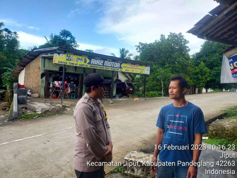 Sampaikan Pesan Kamtibmas, Bhabinkamtibmas Polsek Jiput Sambangi Warga