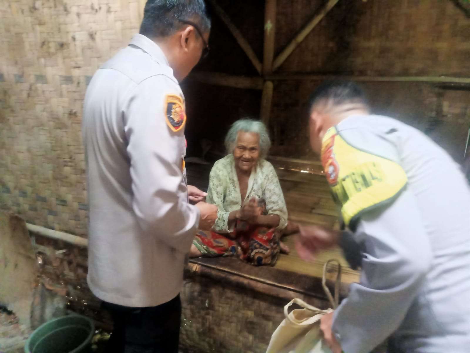 Jumat Berkah Polsek Petir Polres Serang Bagi Kaum Dhuafa