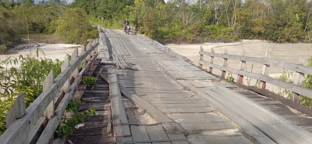 JEMBATAN KAYU PENGHUBUNG JALAN RAYA ,TUMBANGMIWAN  RUSAK