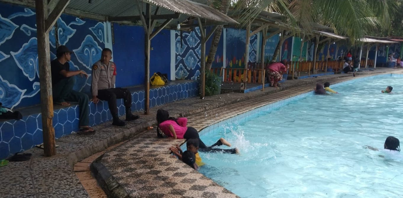 Demi Kenyamanan Polsek Menes Lakukan Pengamanan Di Kolam Renang
