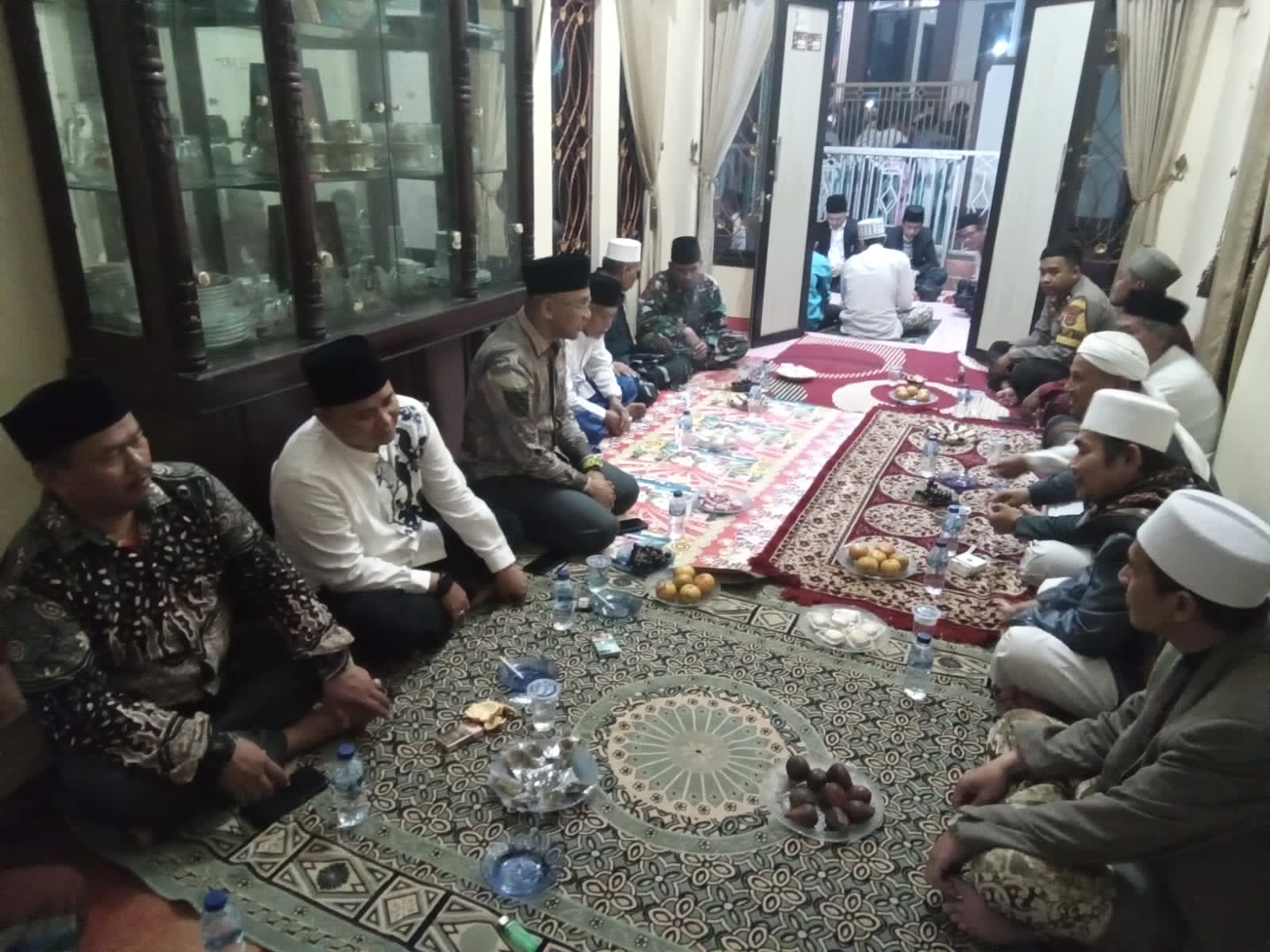 Bhabinkamtibmas Polsek Petir Polres Serang Hadiri Acara Isra Miraj di Masjid Jami’ Al Muttaqin Desa Sanding