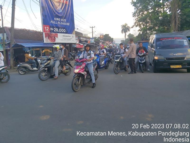 Polsek Menes Tertibkan Lalulintas Demi Kenyamanan Berkendara Masyarakat Dipertigaan Cimanying