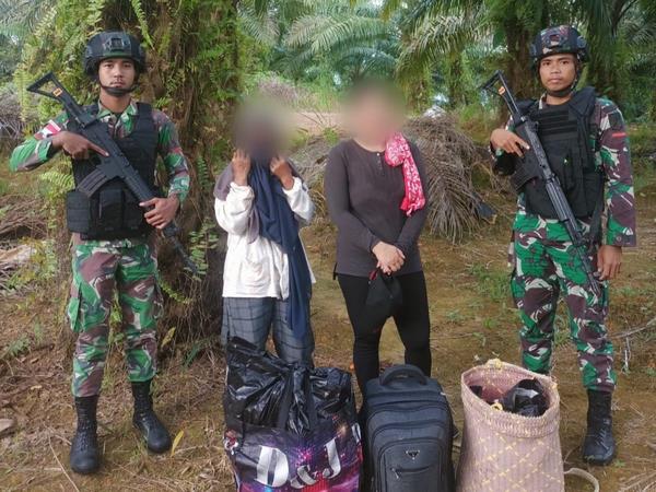 Persoel Satgas Pamtas RI-Malaysia Yonarmed 19/105 Trk Bogani Gagalkan Penyelundupan Rokok Ilegal Dari Malaysia