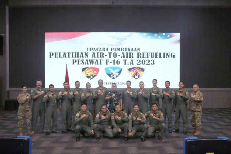 Penerbang Tempur F-16 TNI AU Ikuti Pelatihan Air To Air Refueling