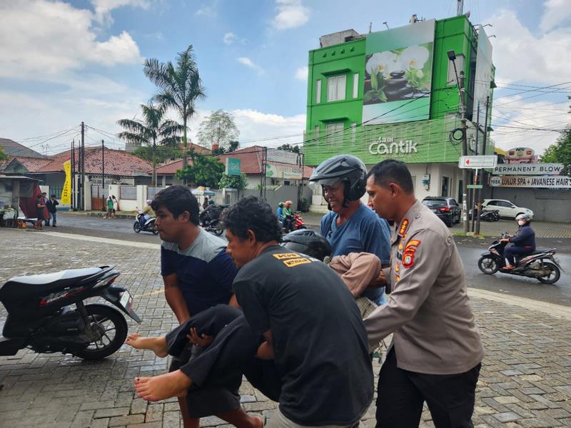 Kapolres Metro Tangerang Kota Turun Langsung Tolong Korban Kecelakaan Lalu Lintas